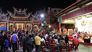 該瘋媽祖了  大甲媽「起駕戲」酬神開鑼