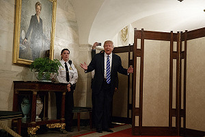 川普轉性扮親民  小學生白宮參訪團快閃合照