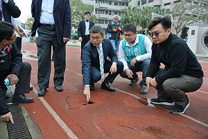 蔡其昌會勘偏鄉學校 當場發現排水溝是假的