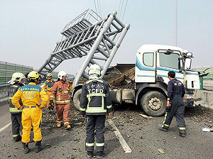 砂石車爆胎暴衝  門架無辜幾全倒