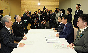 日勞資雙方拜會安倍  訂繁忙月加班時數不破百