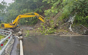 雨彈狂炸花蓮！「瑞港公路」邊坡大面積土石崩落 採單線雙向通行