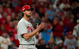 費城人十年磨一劍 完封不死鳥進2輪