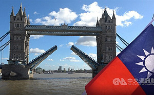 英國僑民慶雙十遊泰晤士河  倫敦塔橋為台灣而開