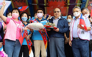 李中競選開幕站台 胡志強：接受李中監督最服氣