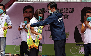 化身最強母雞 陳其邁助選二女將感性分享輕軌小故事