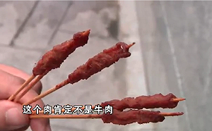 長知識了！「牛肉風味」串燒竟然吃到鴨肉 店家辯 : 就說是「風味」啊!