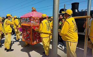 台鐵海線通車百年！白沙屯媽祖共襄盛舉  信徒、粉絲爭相朝聖