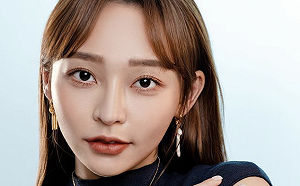 親到嘴巴炸裂！林襄自製限量年曆「親簽」1500份紅唇印：像剛激情完