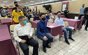 當蔣萬安面被問「為何扯人家爸爸？」 柯文哲尷尬：哎唷 我下午再回答