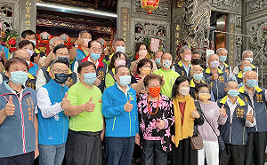 顯應祖師聖誕 頂泰山巖捐款百萬 侯友宜參拜頒發感謝狀