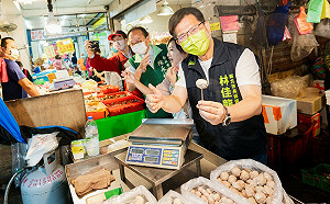 新店建國黃昏市場拜票  林佳龍：「一日三市」爭取不同人群支持