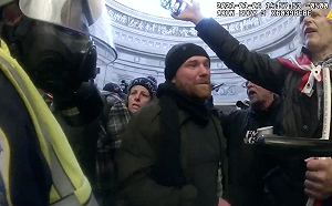 (影)美國會暴動最新畫面曝光！裴洛西躲5小時才逃出 川粉大喊要抓她