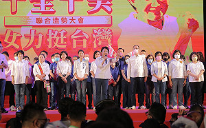 盧秀燕大型造勢首發場 3萬人齊喊「十全十美全壘打」