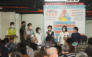 走訪信維大樓 陳時中：對居民痛苦感同身受