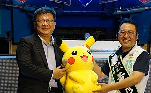 經濟部次長贈皮卡丘 力挺「電力滿百」黃彥毓參選高雄議員