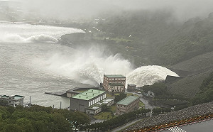 尼莎颱風挾豪雨 石門水庫滿水位7:30洩洪