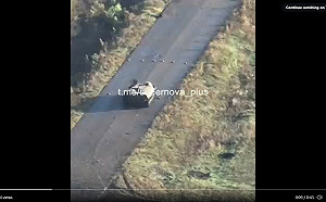 (影)侵略者悲歌!俄軍誤闖地雷區 裝甲車瞬間炸爛、士兵四肢斷裂噴飛