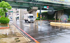 新北高灘地停車場車輛只出不進  水門周邊紅黃線開放停車