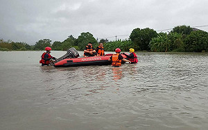 起床後驚覺民宿成了水中孤島！宜蘭8遊客搭皮艇撤離