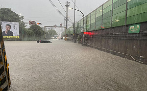 尼莎颱風超大豪雨！休旅車滅頂 汐止南陽街口積水超1.2公尺