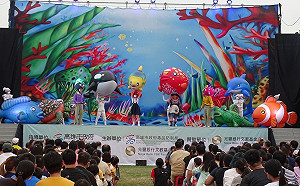 紙風車反毒戲劇前進高雄岡山 《巫頂環遊世界》三千親子同歡樂