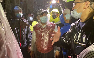 颱風天到新竹輔選挨批 侯友宜晚間視察汐止伯爵山莊