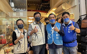 前總統馬英九陪新北市議員林金結到三峽市場掃街拜票