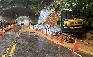 一夜搶通！土石崩堵康湖隧道恢復通行 3組候選人昨皆到場關心