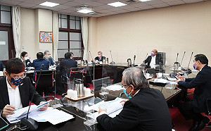 進入濕冷季節 蘇揆：請指揮中心緊盯疫情及流感等呼吸道病毒流行趨勢