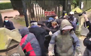 港人抗議被拖進領事館痛打 英外交部召見中共官員要求尊重英國法律