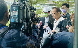 謝和弦現身法院！遞狀爭取參選資格