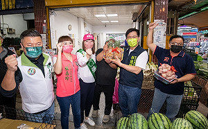 林佳龍中和市場掃街展現超高人氣  民眾高喊 :「我是鐵票」