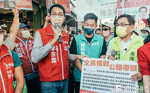 陳柏惟台南輔選強碰基進！李宗霖大擁抱 嘆未簽「民選公職帶頭軍訓」承諾