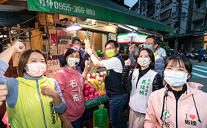 青年陪同板橋江寧黃昏市場拜票 林佳龍號召民眾力挺18歲公民權