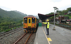 雨彈狂炸！台鐵平溪線持續停駛至今晚6時 7車站受影響