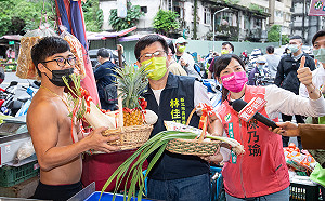 深入藍營票倉  林佳龍新店建國仁愛市場掃街人氣旺
