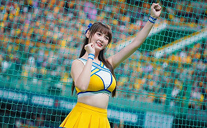 啦啦隊女神突遭球迷「肢體碰觸」！短今被嚇到：相信他不是故意的