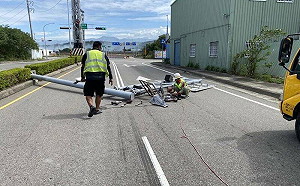 「尼莎」影響強風不斷！苗栗北橫頭份路段指示牌被吹倒