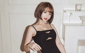 「呆萌女神」下半身失蹤！元元比基尼泡透明泳池  寫真書催買氣