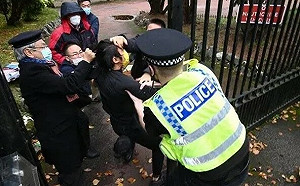 在英香港人被拖進中國領事館圍毆 中共暴力外交官面臨遭到驅逐下場
