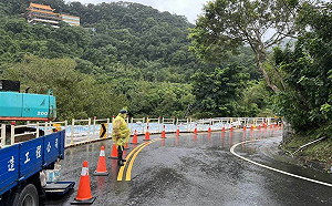 汐止汐萬路道路掏空！養工處：採單側雙向通車