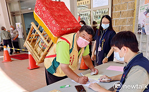 林文仲背媽祖像步行抽號次　效法媽祖精神服務「5告讚」