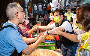 林佳龍：選情比預期熱！板橋掃街獲贈油飯、花束