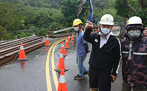 汐止區汐萬路三段306號前道路掏空 新北養工處搶通臨時便道
