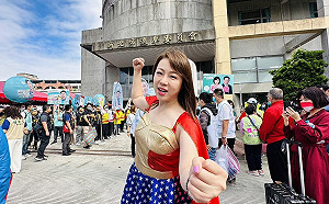 與侯友宜同抽「2」號 市議員候選人劉美芳大扮神力女超人