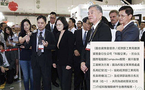 高虹安秀替蔡英文舊照辯主管知情兼職 資策會：正式承認將立刻提告