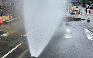 疑施工挖破管線　高雄岡山傳異味