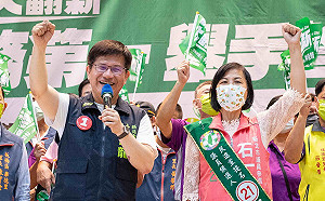 全力衝刺溪南走透透  林佳龍在深藍區永和打「小英」牌