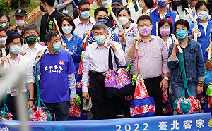 台北客家義民嘉年華挑擔奉飯 藍綠白3市長候選人同台無交流